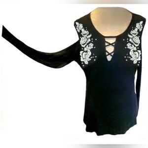 Rock & Republic silver embroidered rose stud blk cold shoulder blouse M/L NWOT